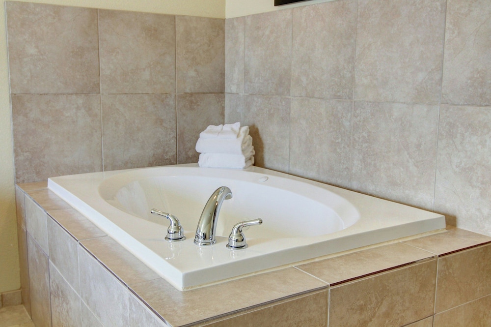 Cobblestone Inn & Suites - Harvey 48/50