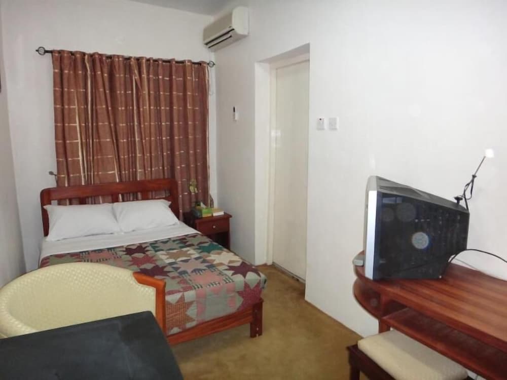 Ed Scob Suites 18/25