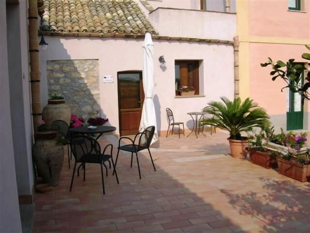 Agriturismo Baglio Donna Santa 29/48