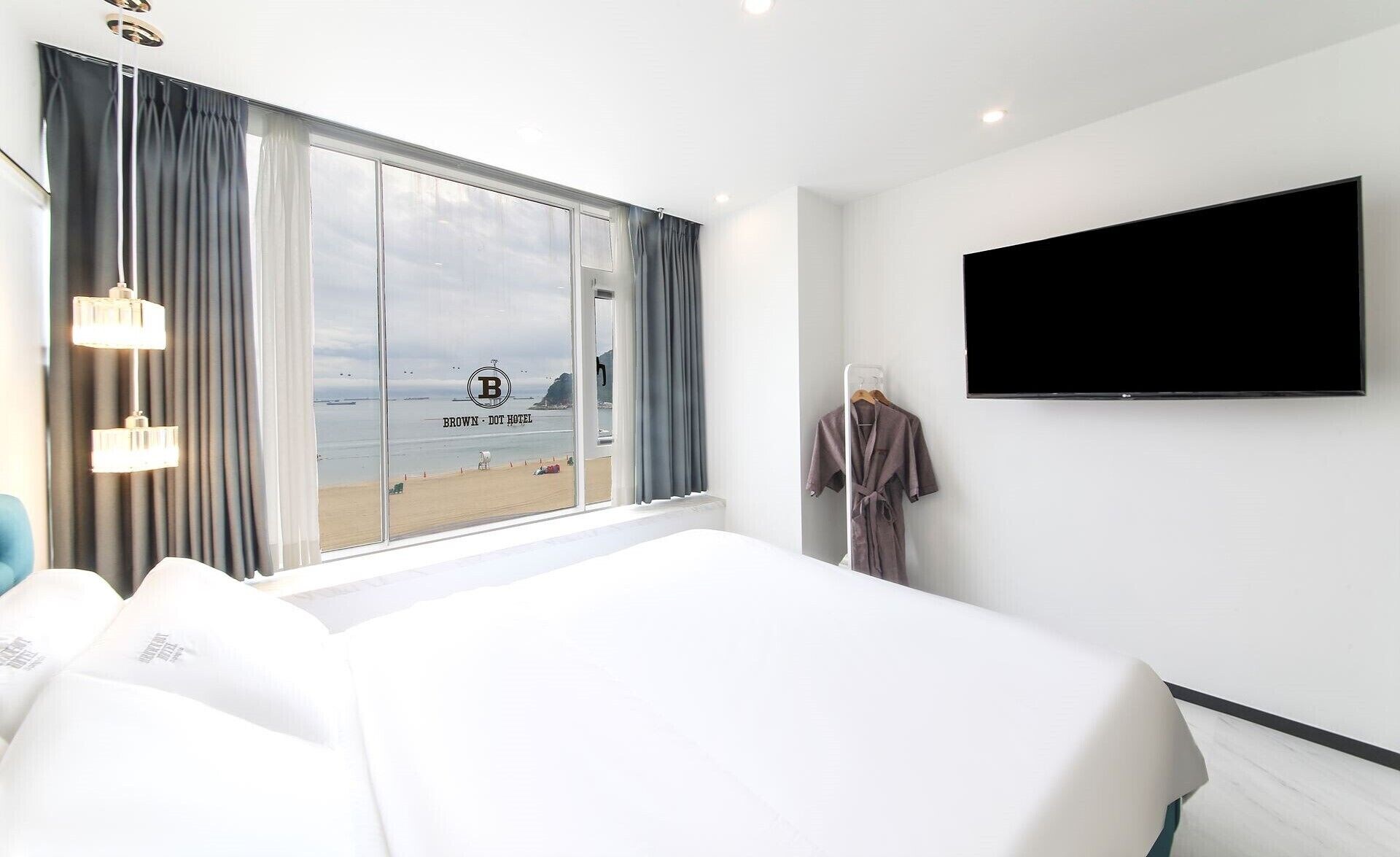 SUPERIOR, QUEEN BED, BEACH FRONT
