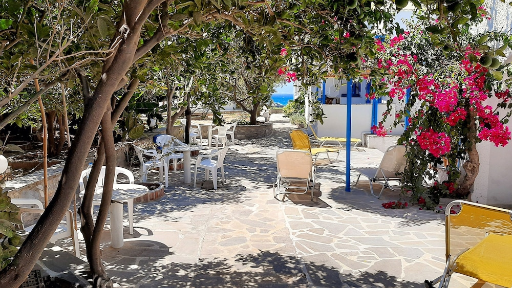 Aghia Anna Hotel 35/41
