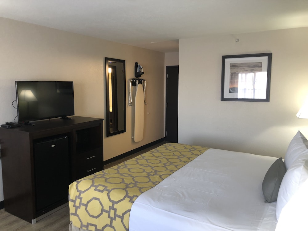 Baymont by Wyndham Phoenix I-10 near 51st Ave 19/55