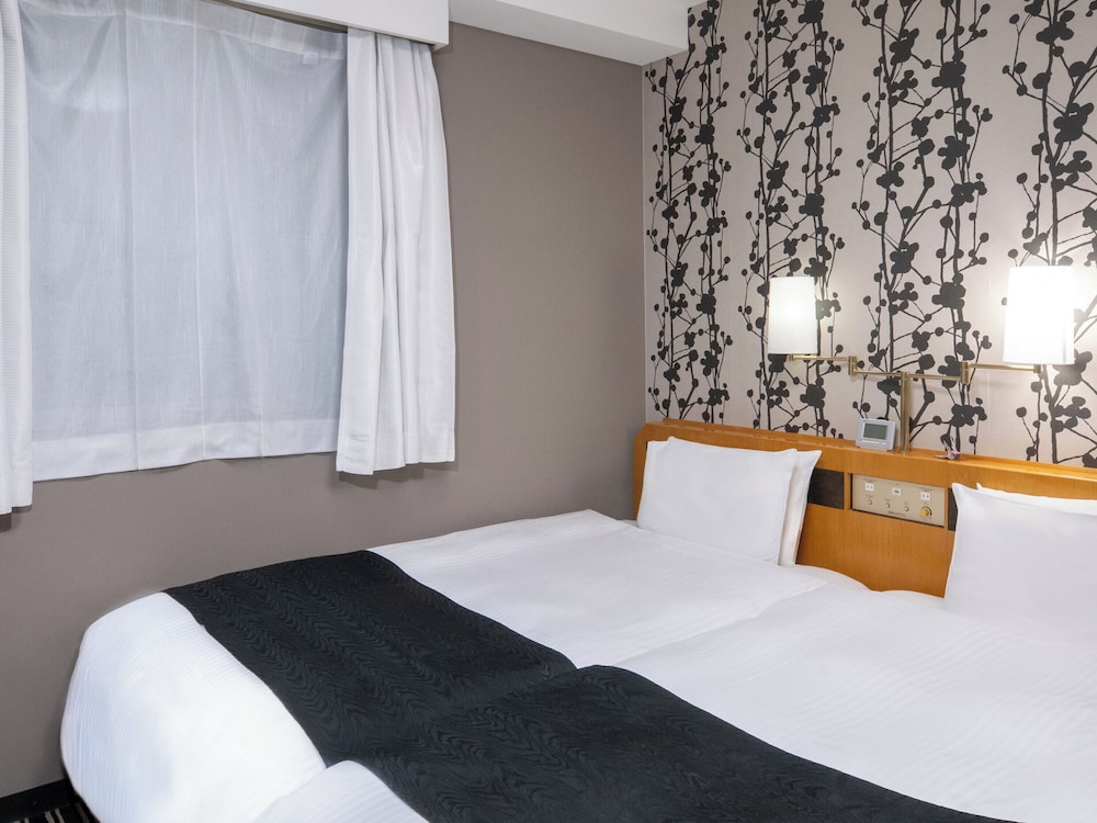 HOLLYWOOD, TWIN BEDS