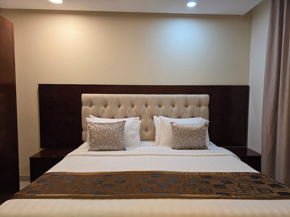 Studio, Queen Bed