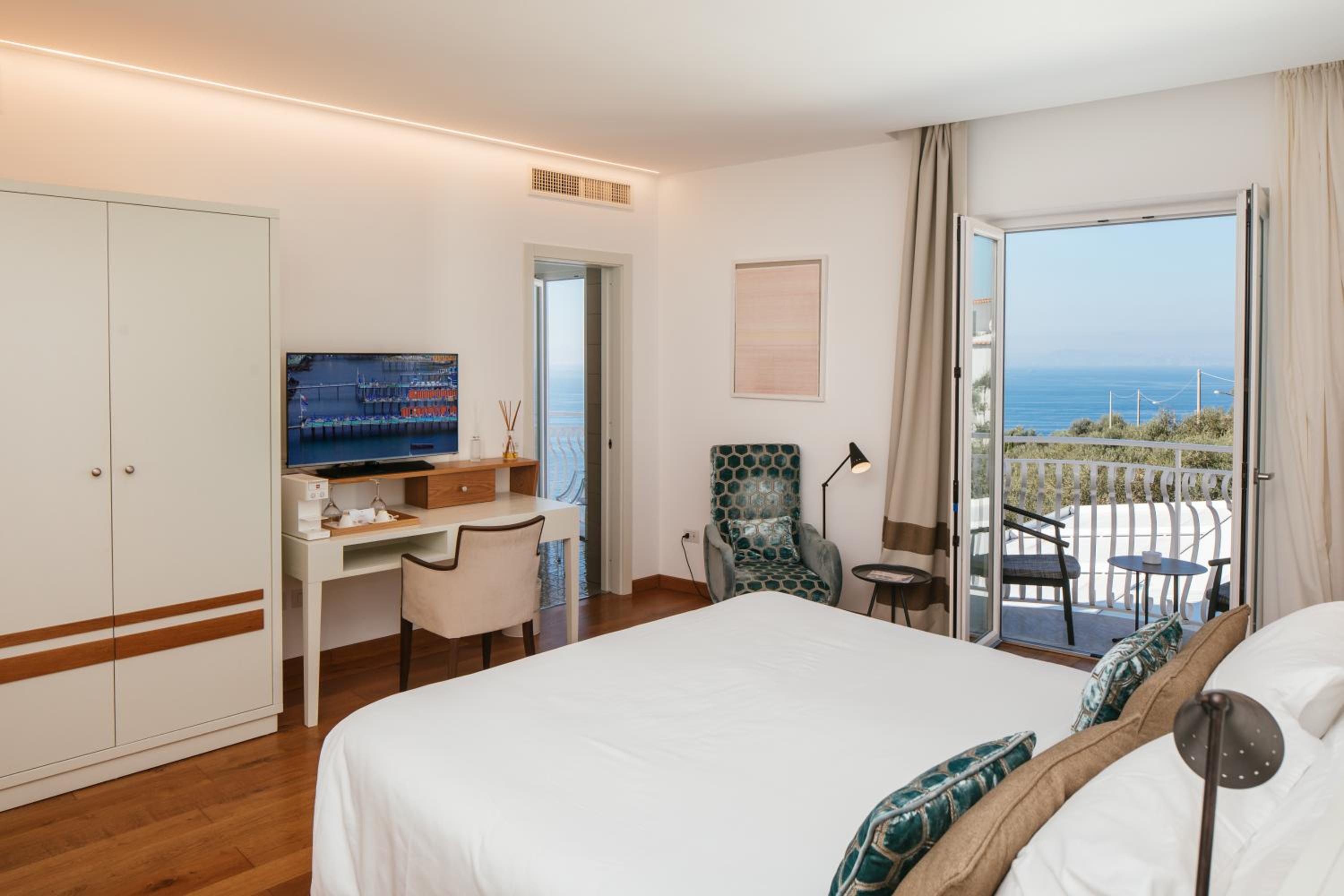 Deluxe, Queen Bed, Lateral Side Sea View