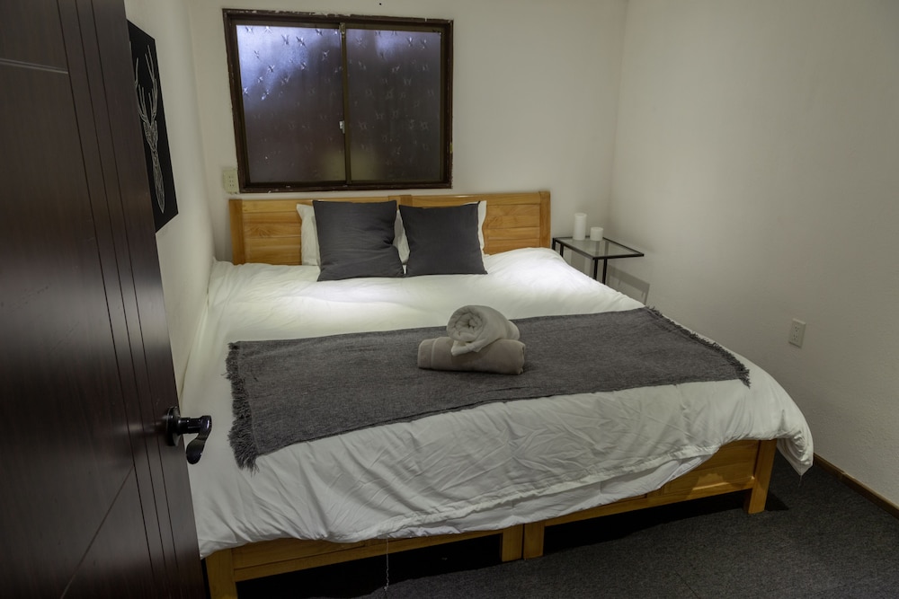 ECONOMY, DOUBLE OR TWIN BED