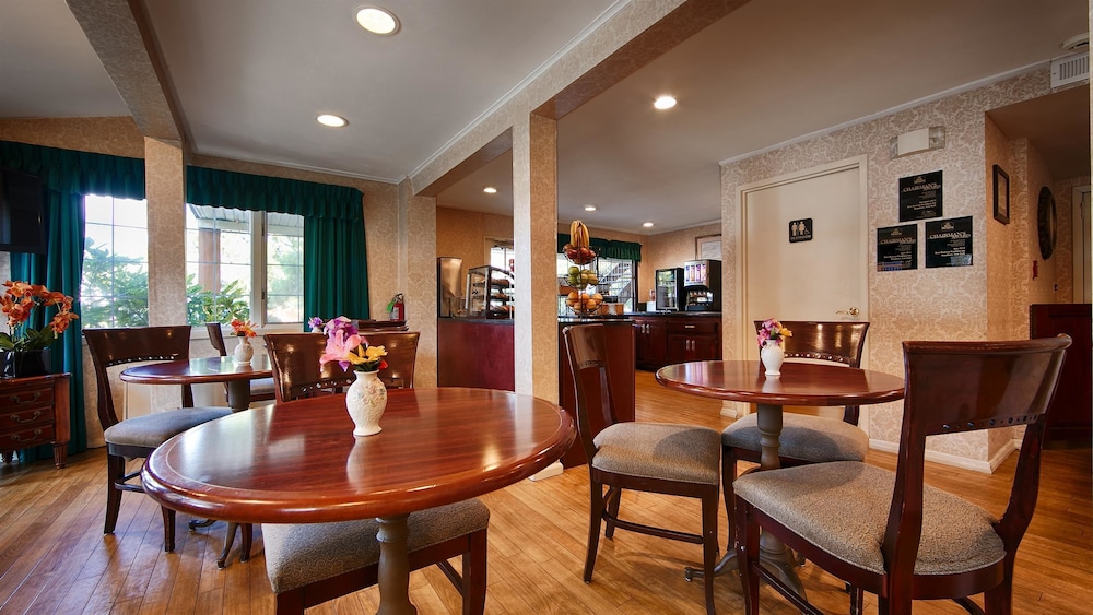 SureStay Plus by Best Western Woodbury Inn 33/35