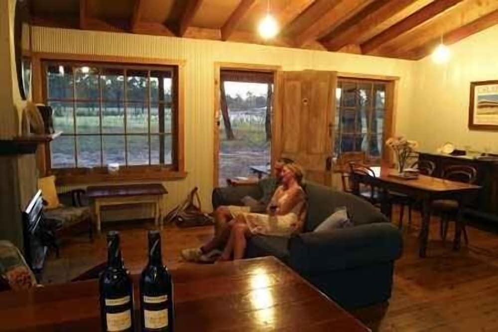 LOVEDALE COTTAGES 20/43