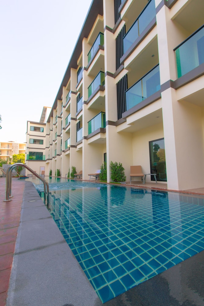 Airport Beach Hotel Phuket 5/41