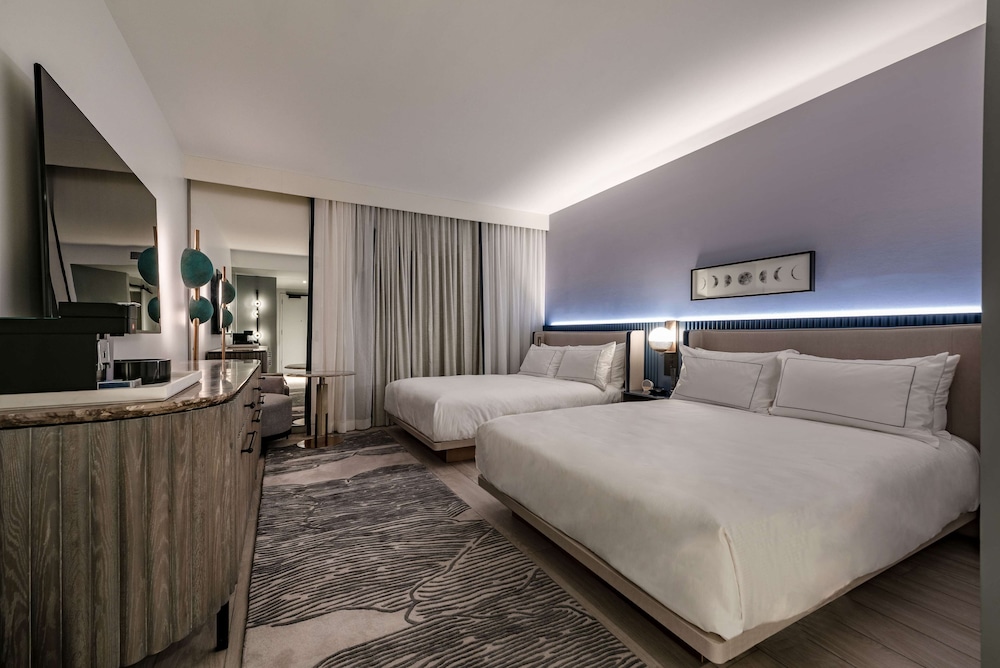 Room, 2 Queen Beds, Bathtub