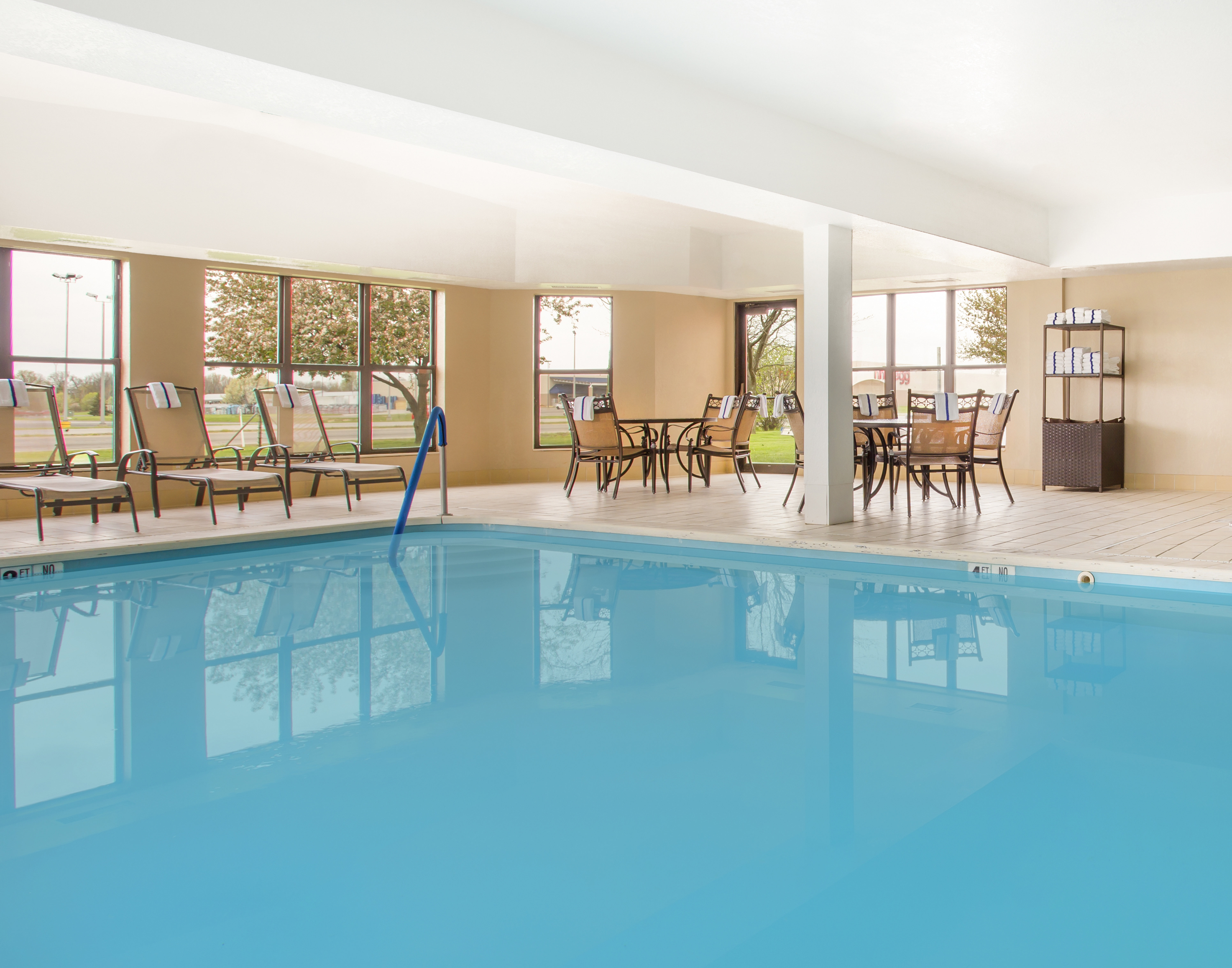 Holiday Inn Express Hotel Suites Muncie 16/32