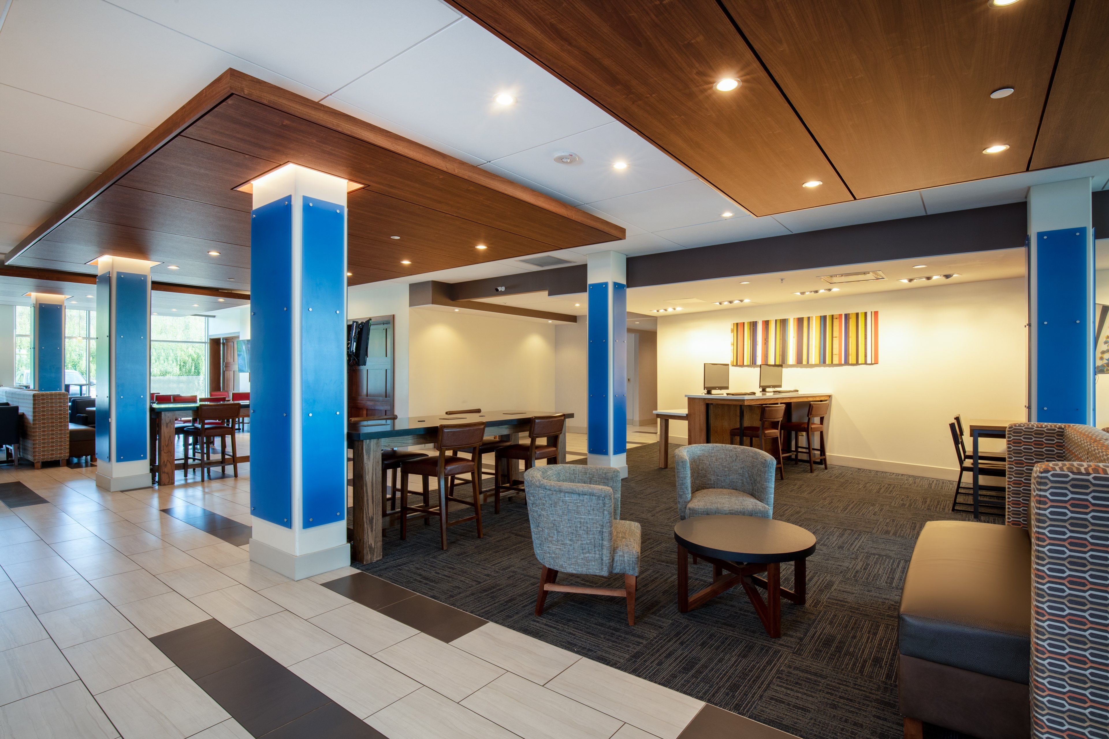 Holiday Inn Express & Suites Beloit 25/38