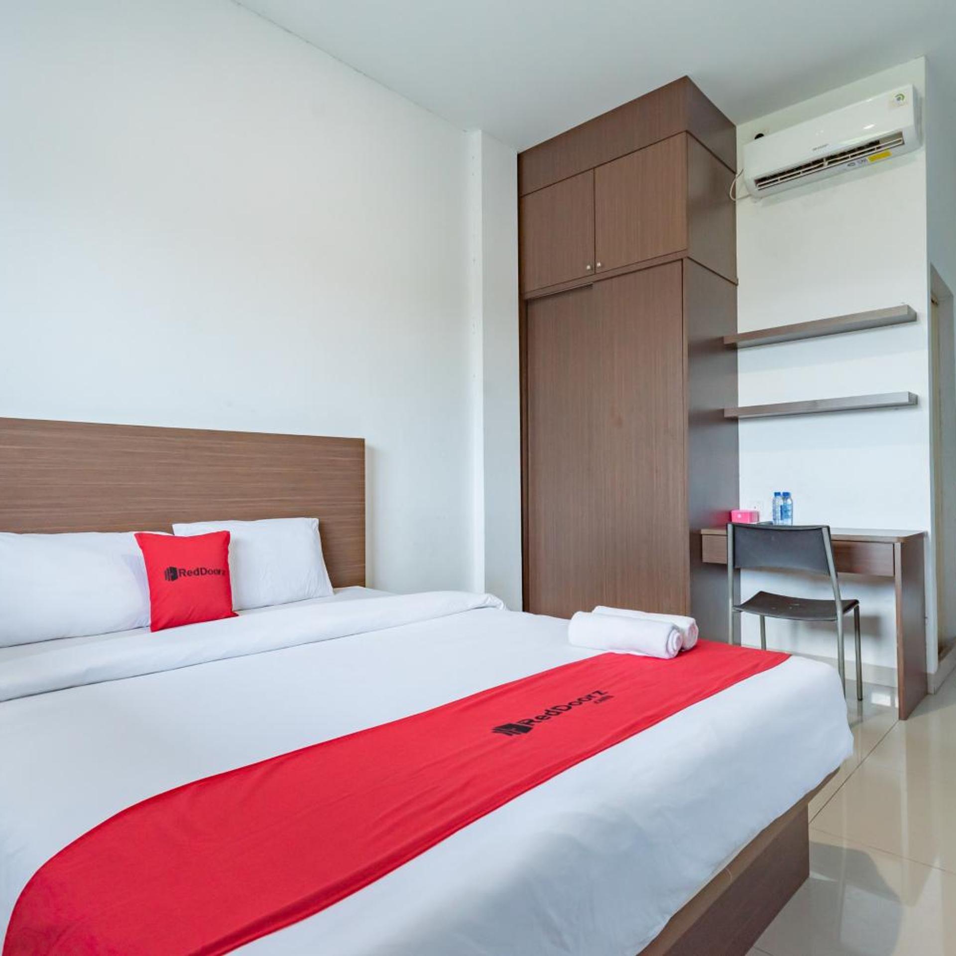 RedDoorz Plus near Kepri Mall 14/44