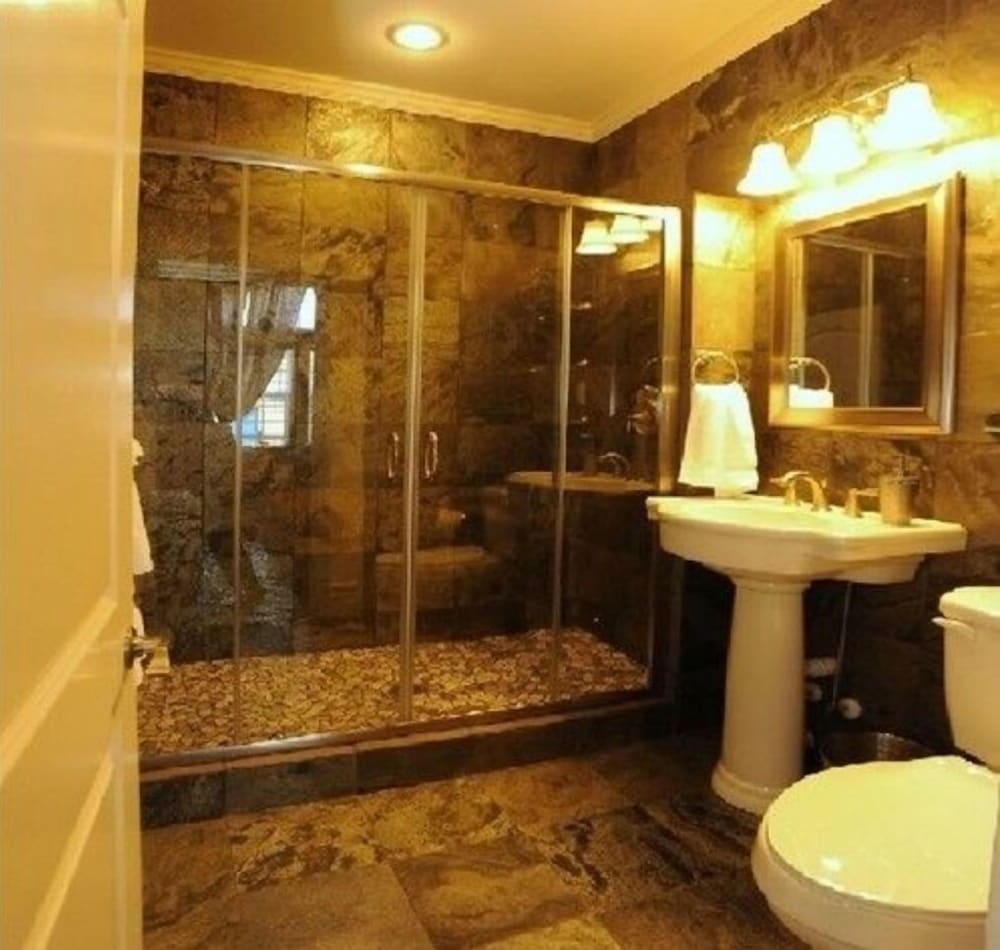 Hamilton House Inn 24/28