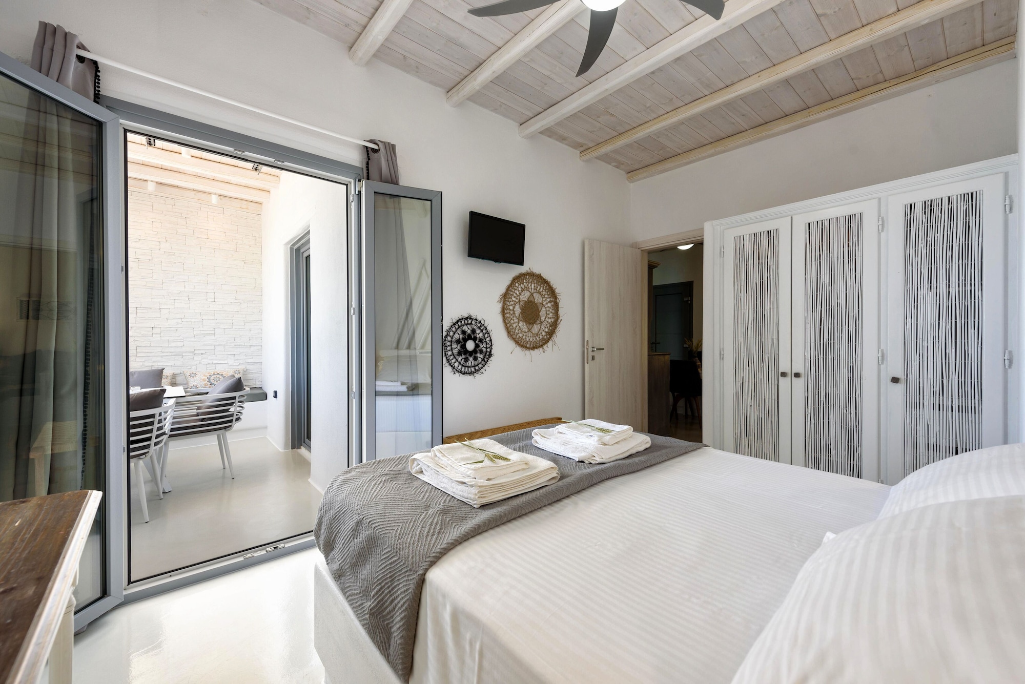 شقة بسرير مزدوج وسريرين منفصلين بإطلالة على البحر بغرفتي نوم، Blue Waves Suites & Apartments - To Kyma 4/10
