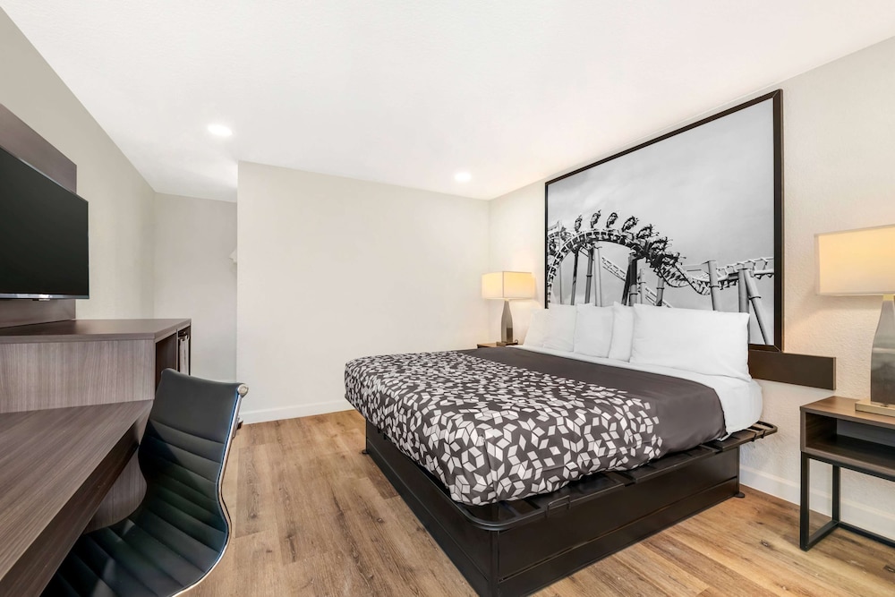 Super 8 by Wyndham Orlando Near Florida Mall 14/54