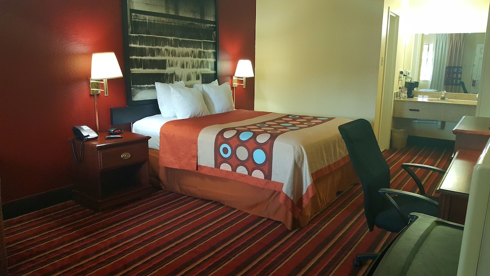 Super 8 by Wyndham Temple S. General Bruce 37/55
