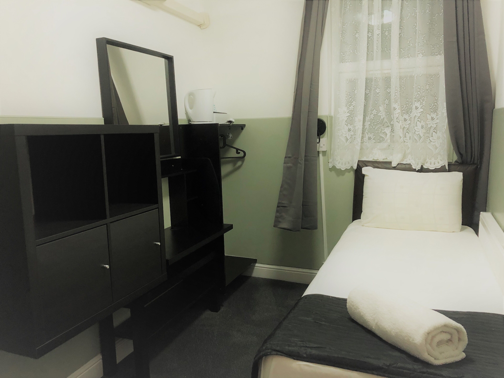 ROOM, SINGLE, EXTERNAL BATHROOM