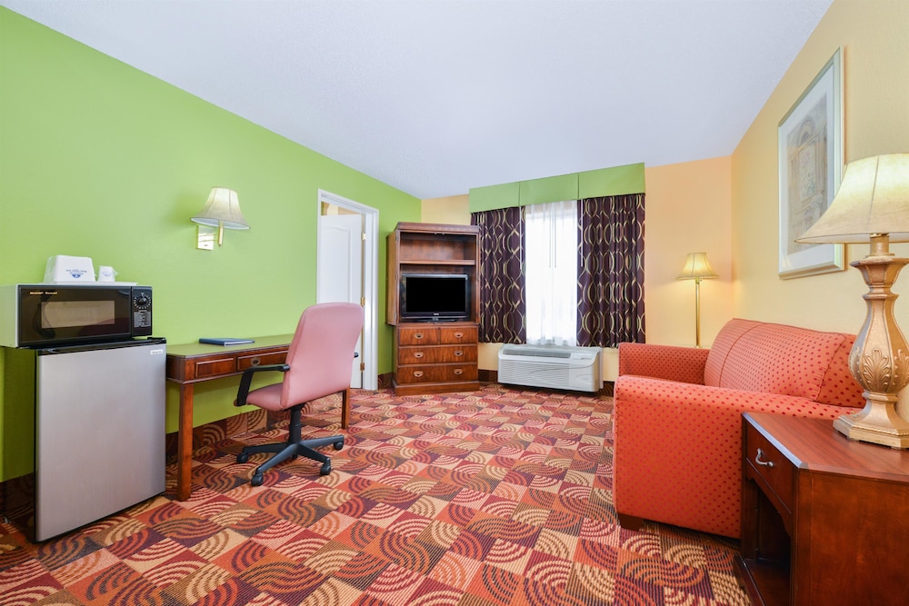 SUPER 8 BY WYNDHAM LAKE OF THE OZARKS 23/30