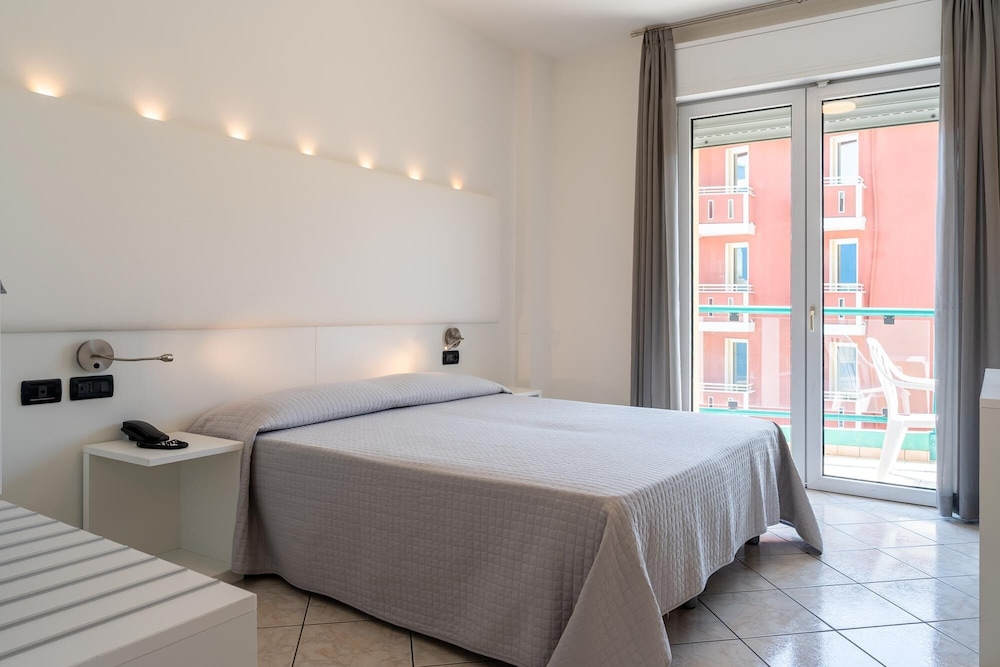 DELUXE, DOUBLE OR TWIN BED