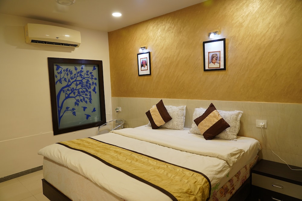 OYO Premium Paldi Cross Road 14/75
