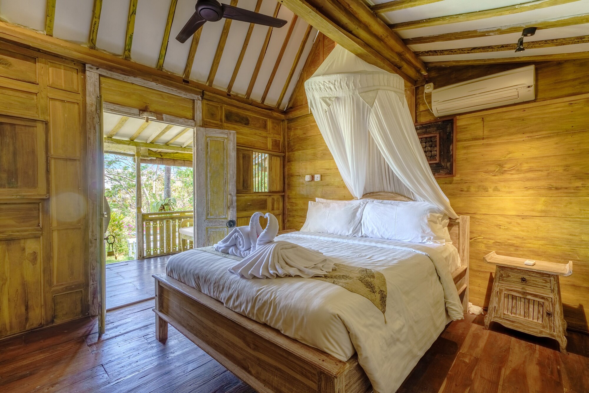 SUPERIOR, DOUBLE OR TWIN BED