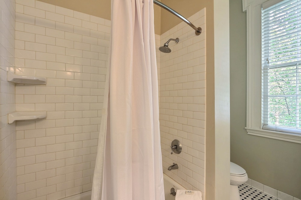 The Presidents Quarters Inn 75/76
