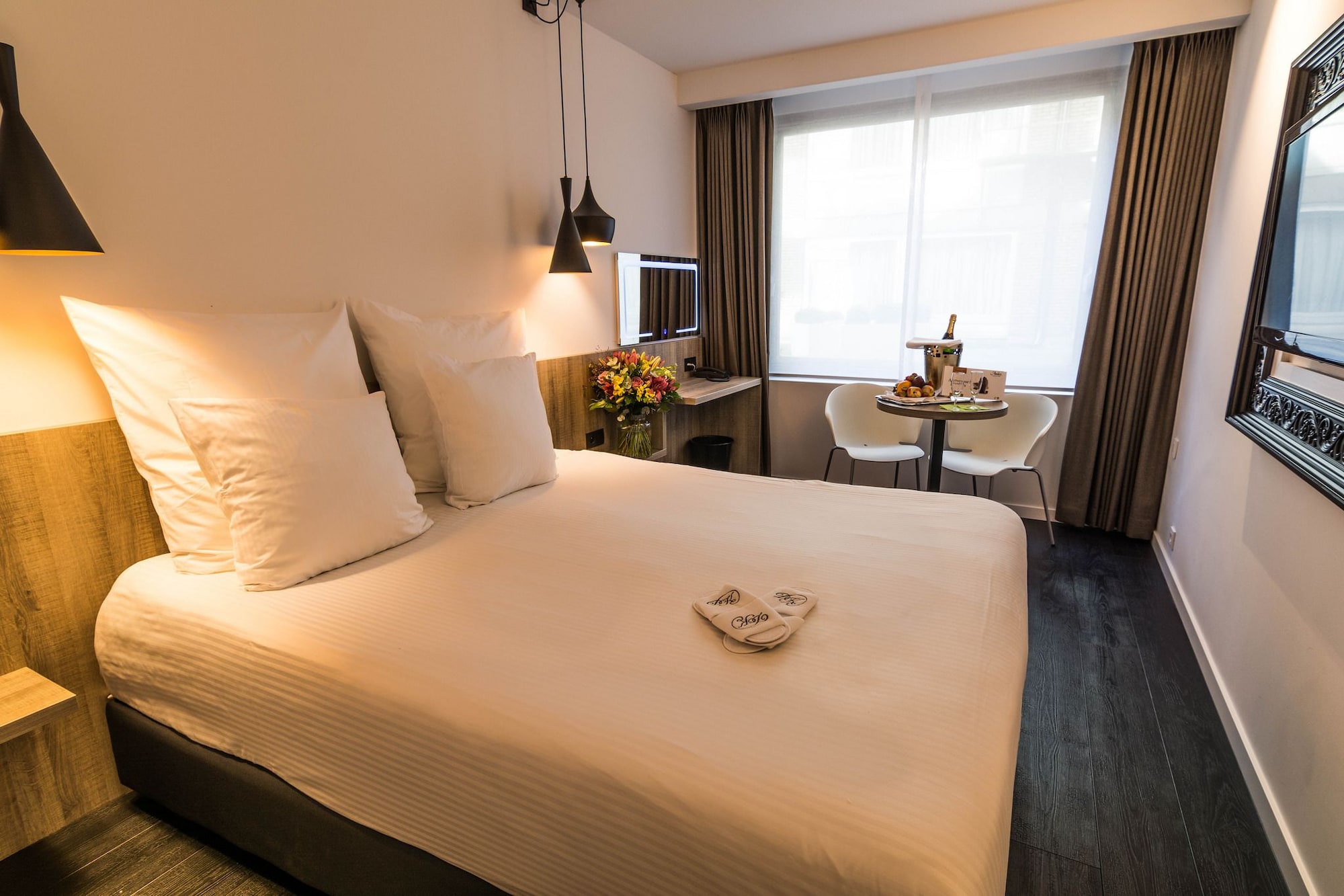 SUPERIOR, DOUBLE OR TWIN BED