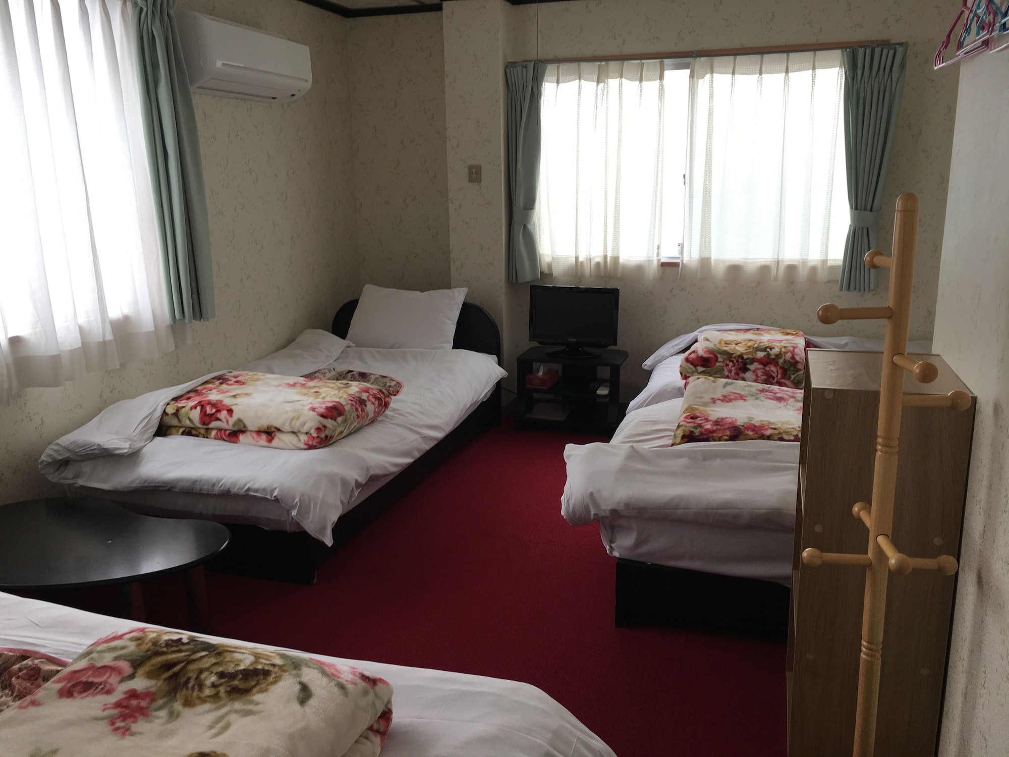ROOM, 4 BEDS, SHARED BATHROOM
