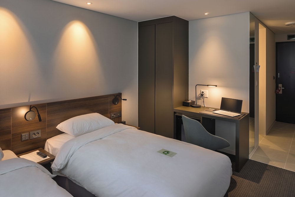 SUPERIOR, TWIN BEDS, CITY VIEW