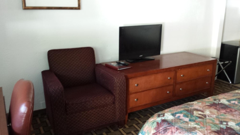 Executive Inn & Suites 29/33