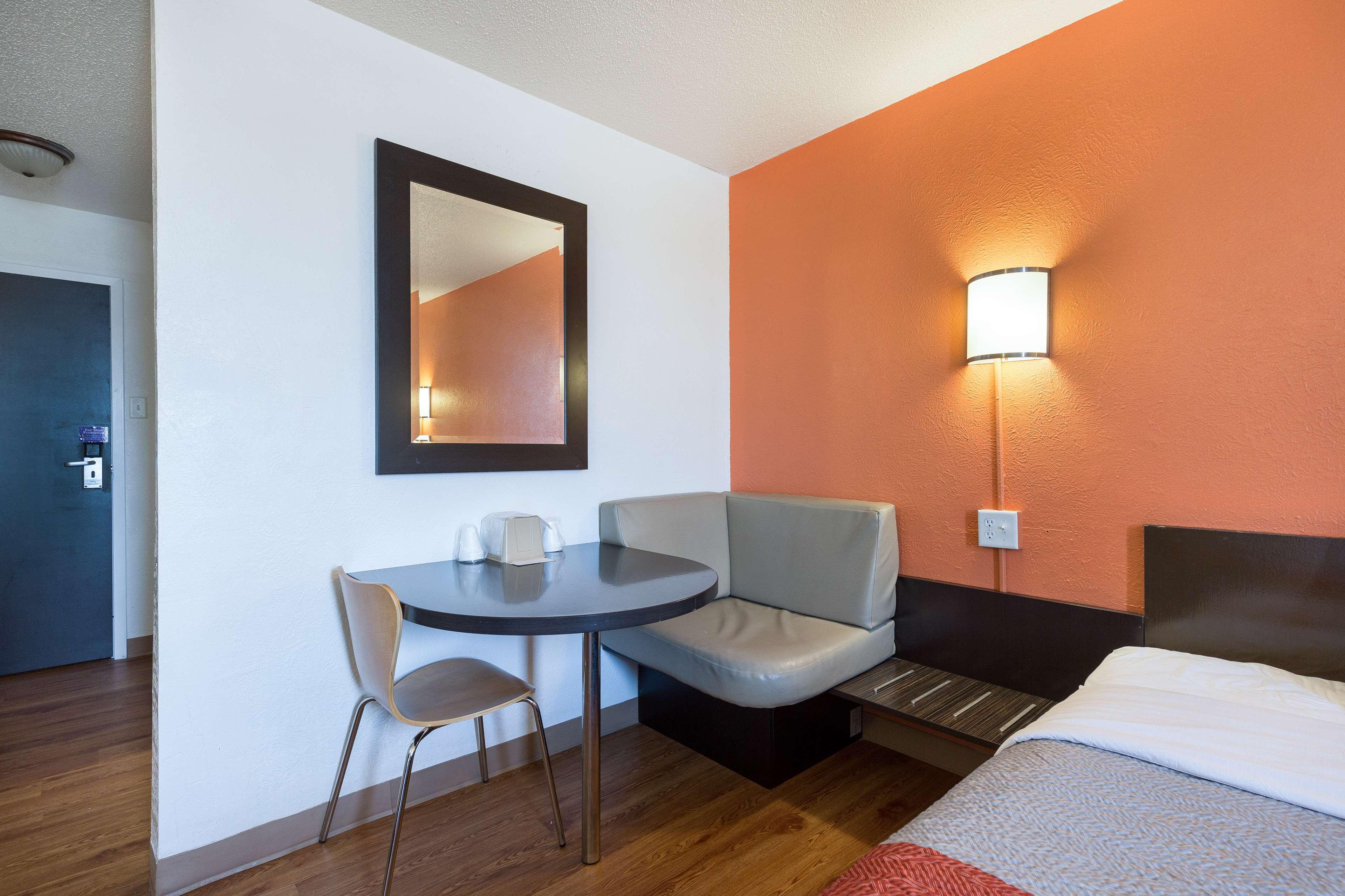 Americas Best Value Inn Lincoln, IL 17/28