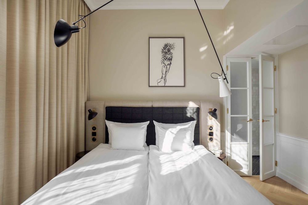 DELUXE, KING BED