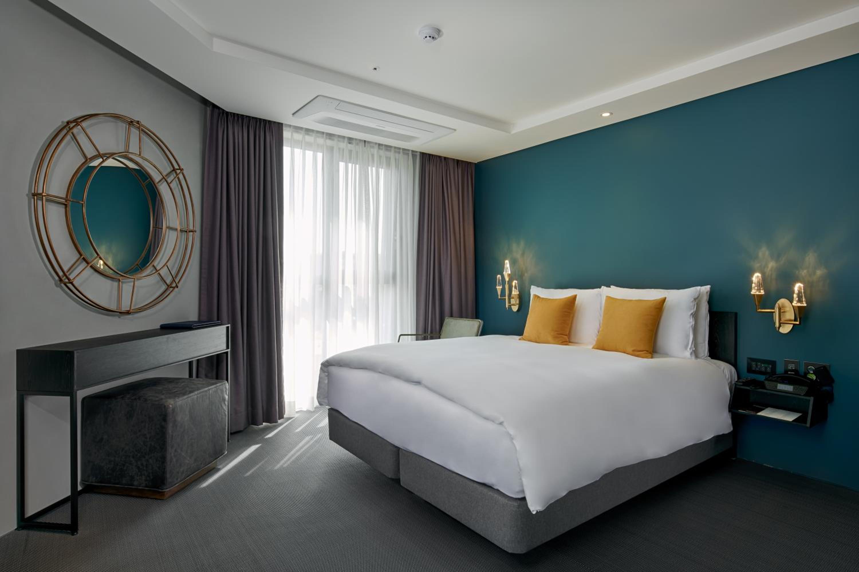 Hollywood, Double Bed