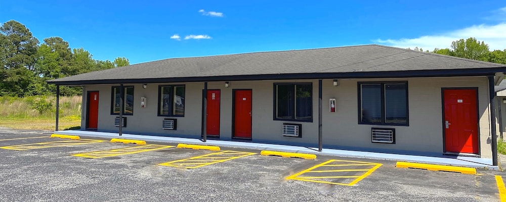 Whistling Pines Motel 27/31