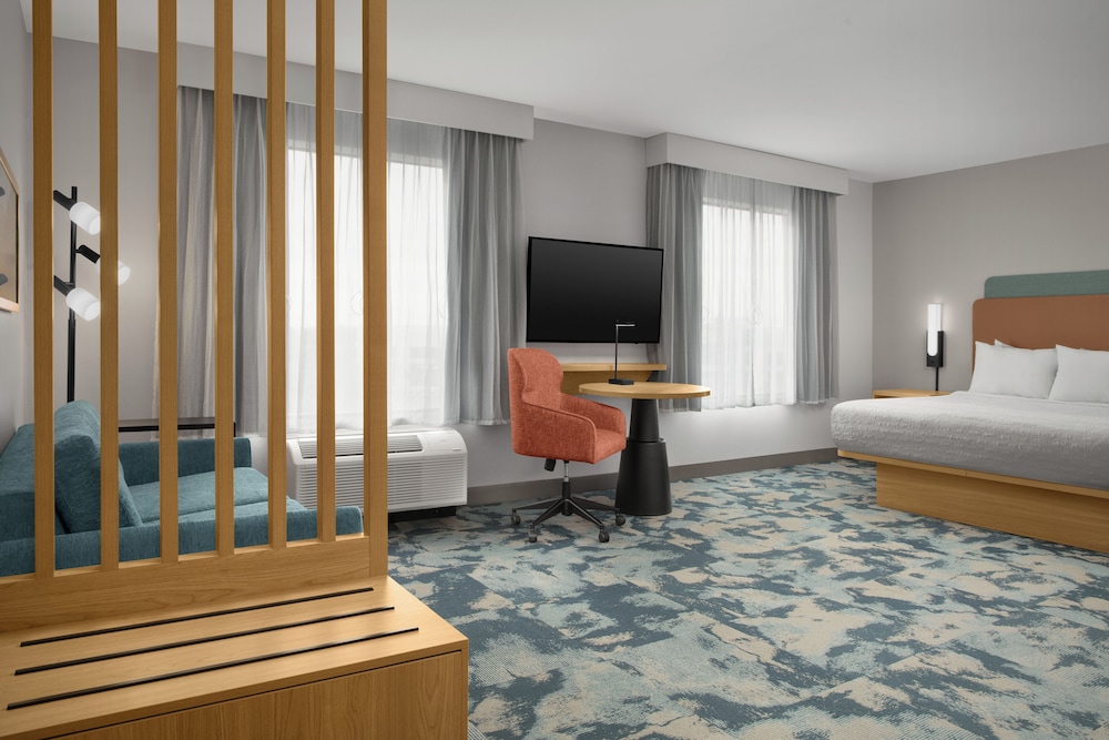 STUDIO, SUITE, KING BED