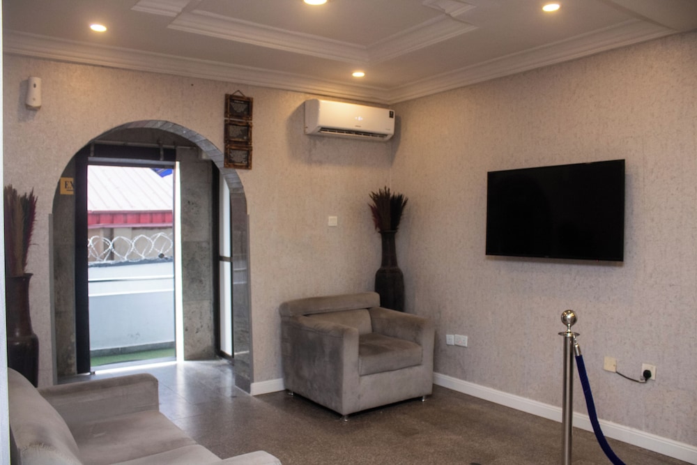 Mayors Diplomat Suites Opebi 30/48