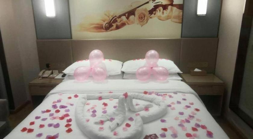Vienna Hotel (Chongqing Shiqiaopu Metro Station) 33/58