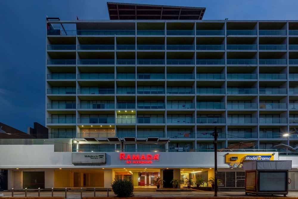 Ramada by Wyndham Acapulco Hotel and Suites 2/61
