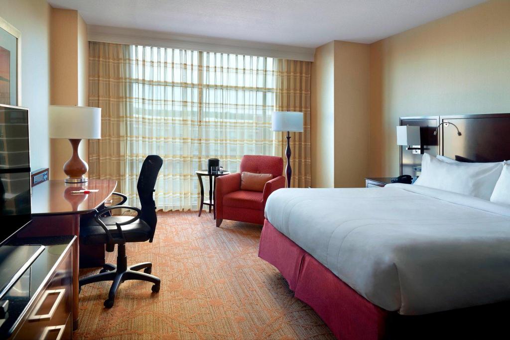 Hospitality, Suite, King Bed, Sofa, Low Floor
