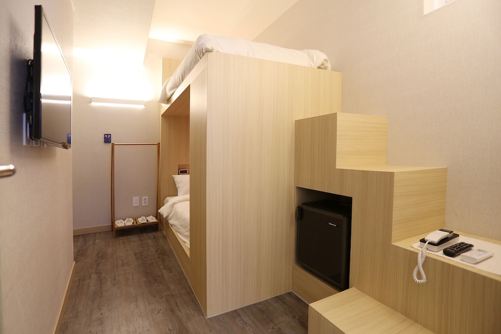 Hotel 8 Hours 17/22