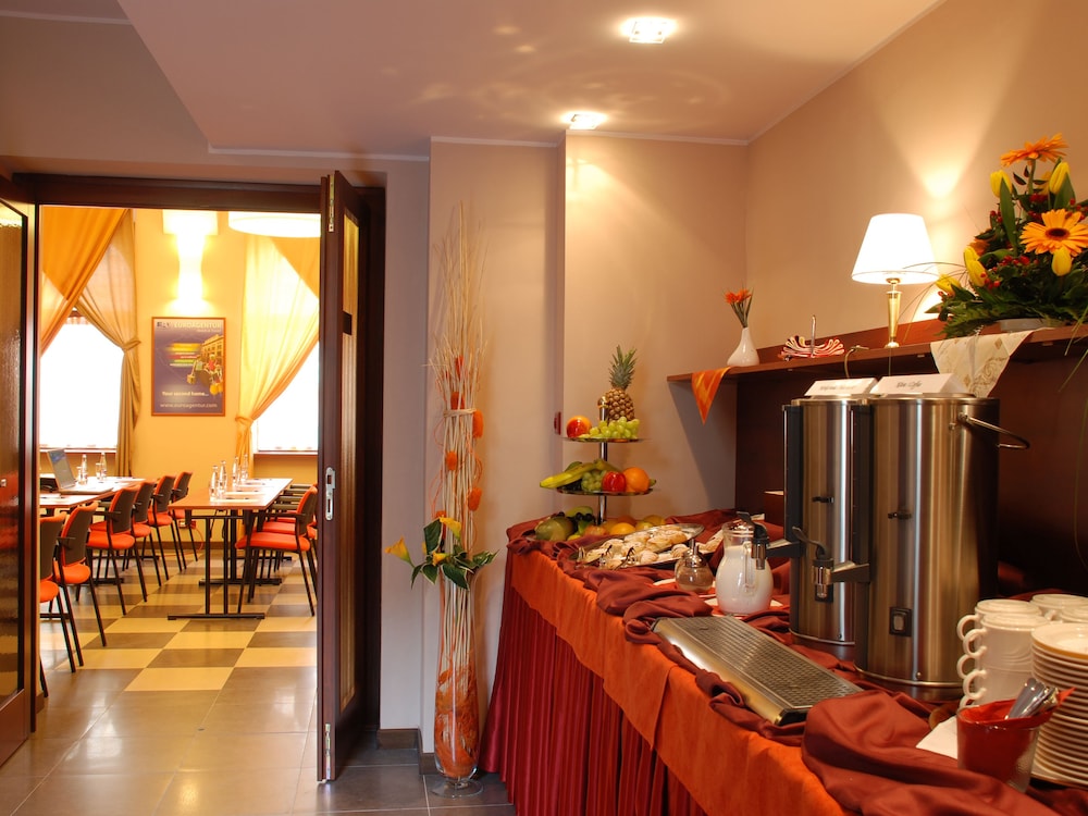 EA Hotel Downtown 28/40