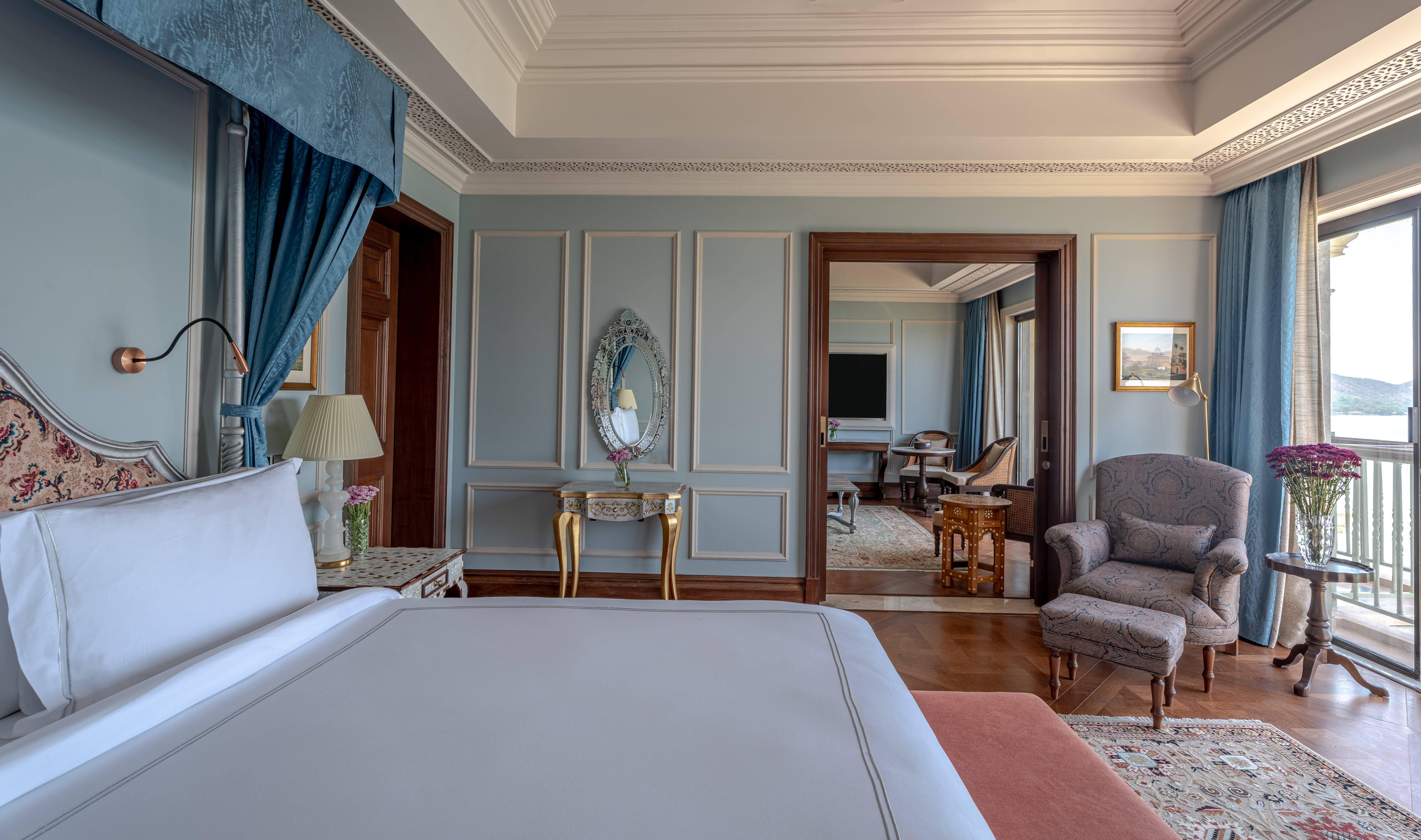 Raffles, Manor, Lakeshore, Suite