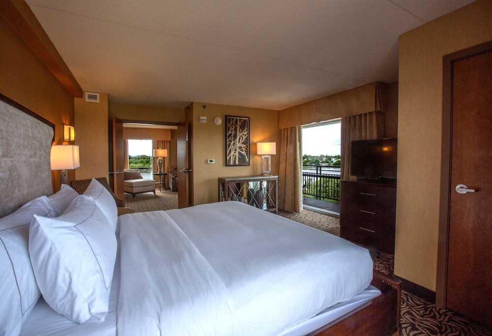 DoubleTree by Hilton Hotel Bay City - Riverfront 13/81
