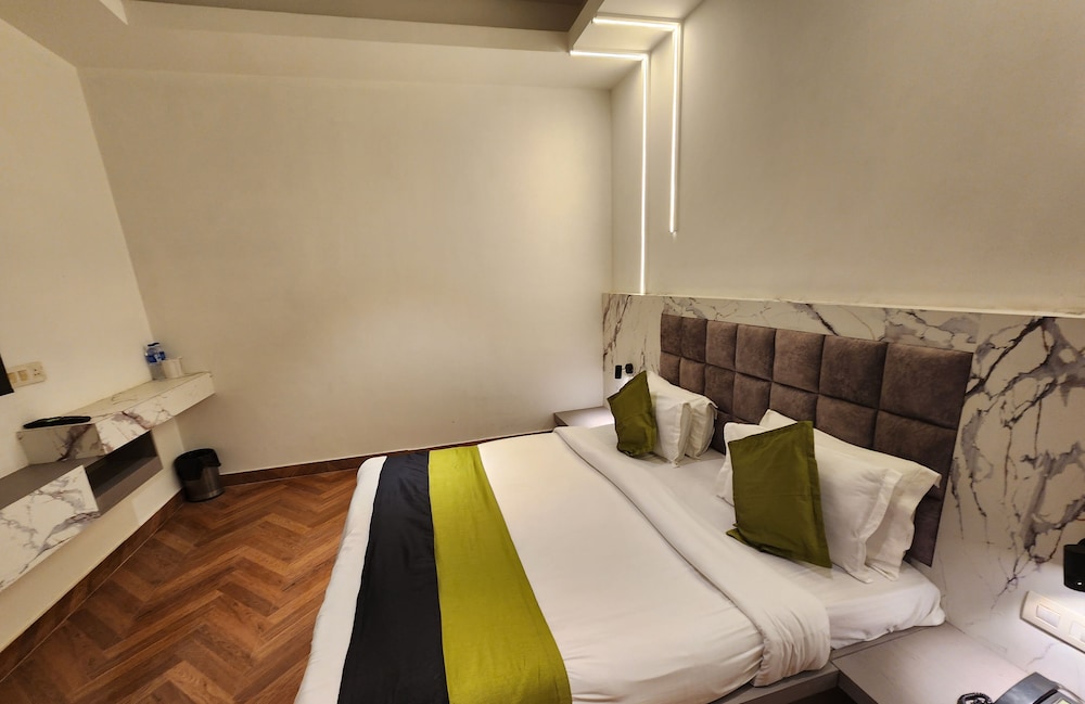 Hotel Square 9 Inn 5/23