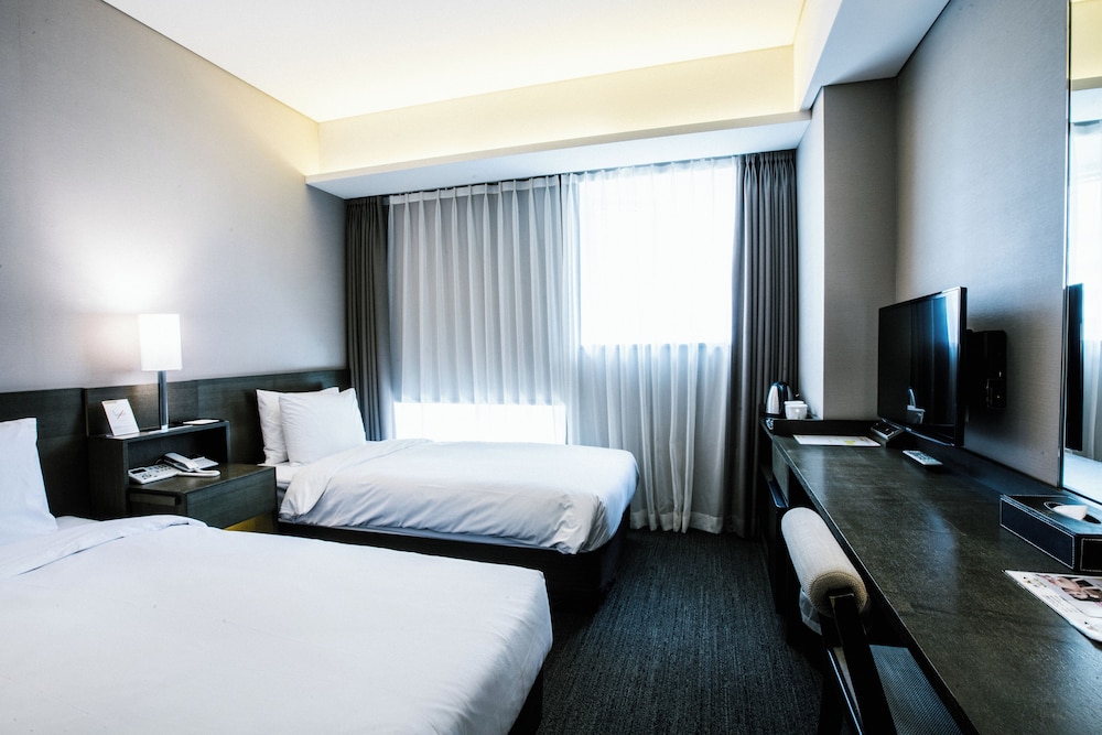 FAMILY, TWIN BEDS