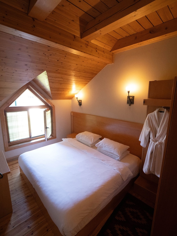 NATYRAL RAZMA RESORT 10/50