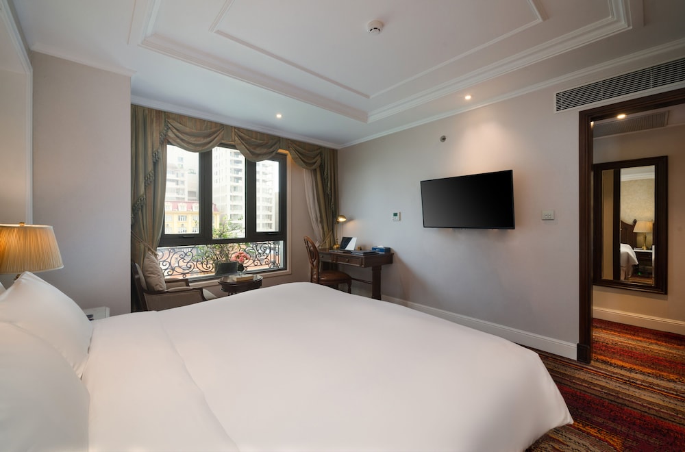 EXECUTIVE, SUITE