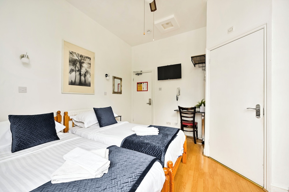ROOM, TWIN BEDS