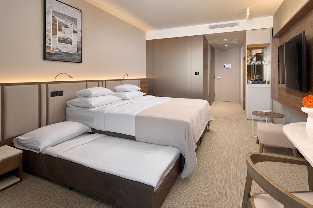SUPERIOR, TWIN BEDS, TWO EXTRA BEDS, SEA VIEW